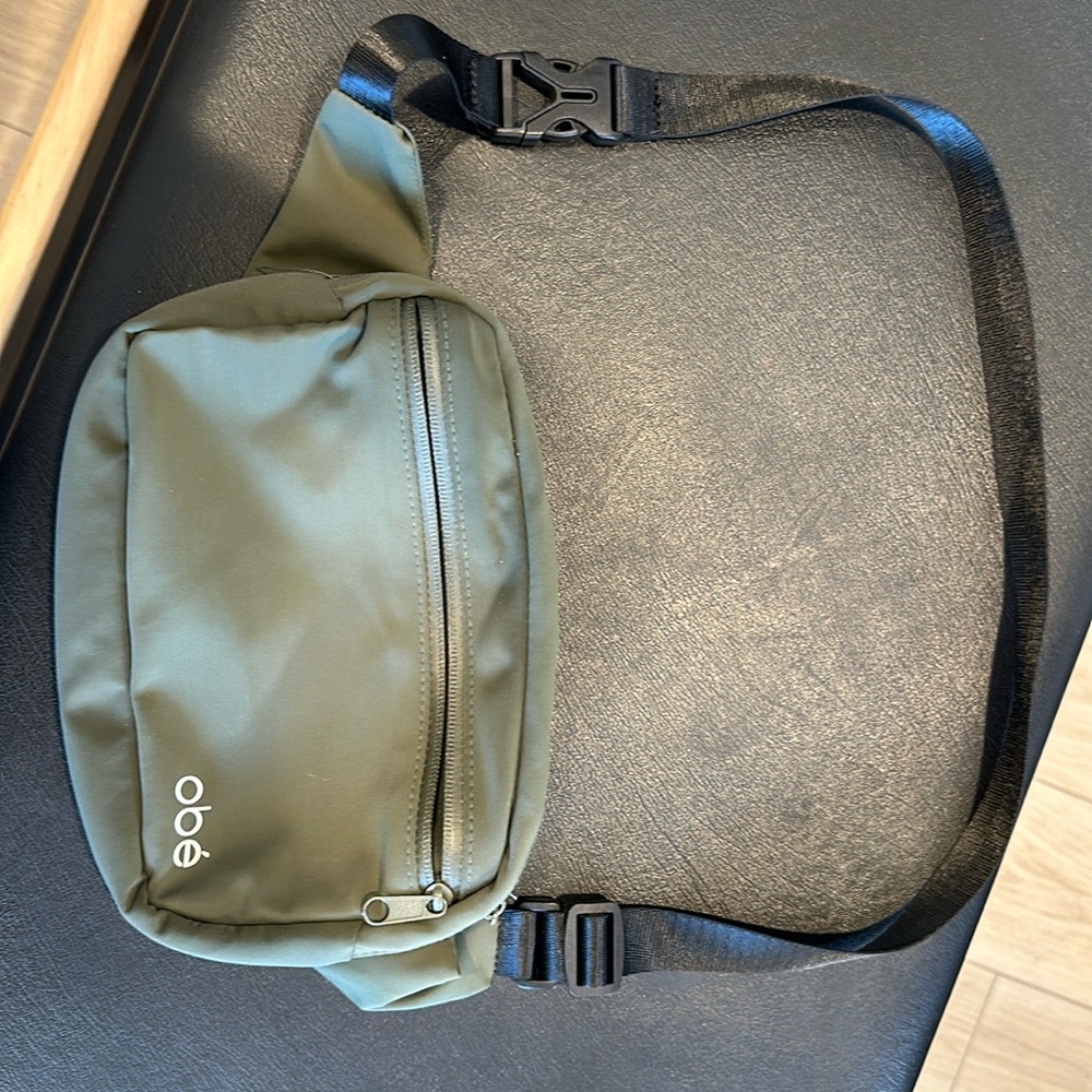 EUC Obé 2L belt bag